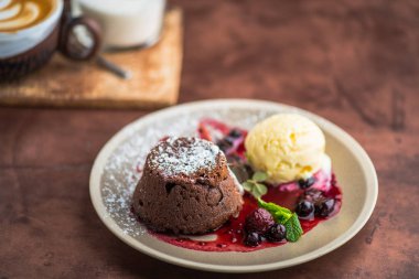 Tatlı dondurma ile. Çikolatalı kek