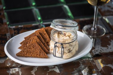 Tabak üzerinde kahverengi ekmek parçaları ile kavanoz içinde snack