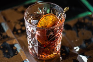 Alkol içki narenciye koyu arka plan üzerinde cam ile