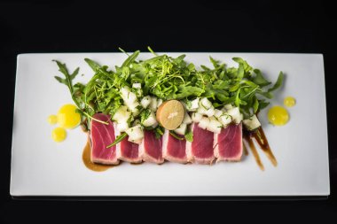 Sebze salatası beyaz tepside servis ile ton balığı taze dilimlenmiş