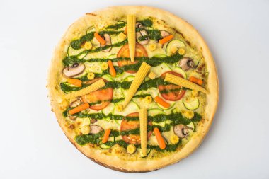 Sebzeli pizza kapatın. Sağlıklı İtalyan yemeği. Üstten Görünüm 