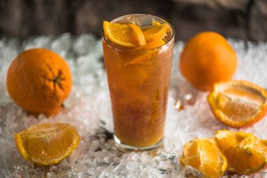 Tropikal egzotik kokteyl cam buz üzerinde turuncu ile