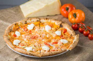 İtalyan pizza domates ve peynirle Sim Tarih