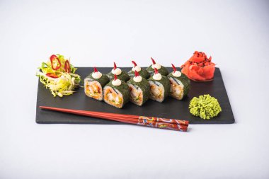 Japon suşi roll kayrak beyaz arka plan üzerinde yılları arasında görev yapmıştır