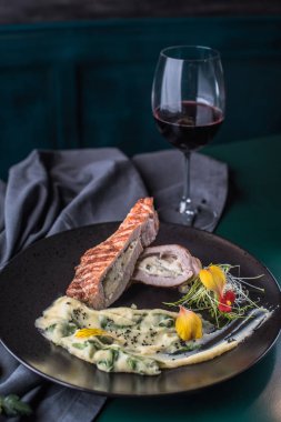 Doldurulmuş et ve patates püresi püresi siyah tabakta kavrulmuş