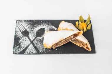 Beyaz arka plan üzerinde kayrak servis ev yapımı elma strudel kek