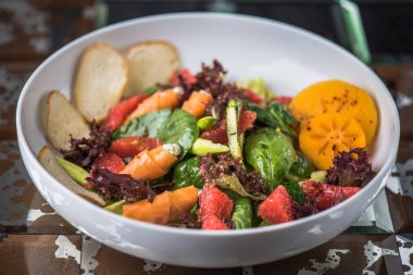 Taze sebze salatası somon ve kruton kase