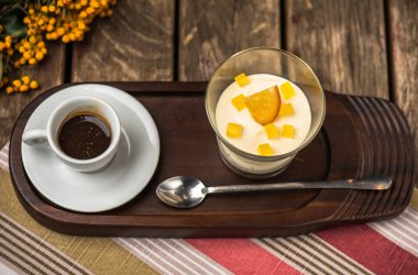 Krem peynir meyve tatlı tepsi ahşap masa üzerinde kahve Kupası ile cam