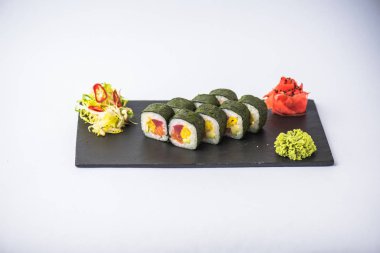 Japon suşi roll kayrak beyaz arka plan üzerinde yılları arasında görev yapmıştır