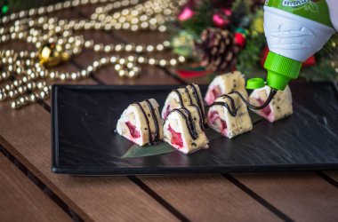 siyah tabakta boşalan Japon tatlı suşi roll çikolata ile