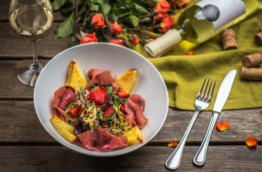 İştah açıcı jambon, çilek ile lahanası kase beyaz şarap ile ahşap tablo