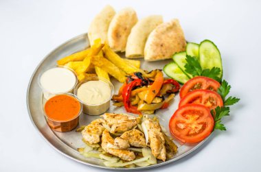 çerez tabağı taze ve kızarmış sebze, tavuk, soslar ve beyaz zemin üzerine ekmek