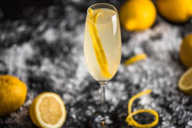 Buz ile koyu arka planda limon suyu ile cam kokteyl