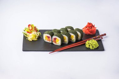 Japon suşi roll kayrak beyaz arka plan üzerinde yılları arasında görev yapmıştır