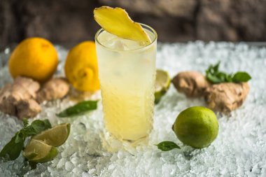 Narenciye kokteyl cam buz üzerinde üstte zencefil dilim