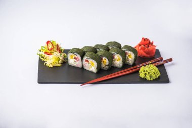 Japon suşi roll kayrak beyaz arka plan üzerinde yılları arasında görev yapmıştır