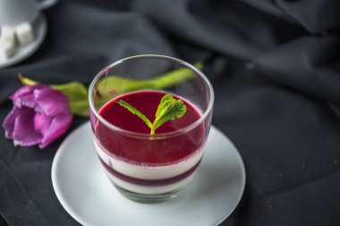 Panna cotta tatlı nane ile cam