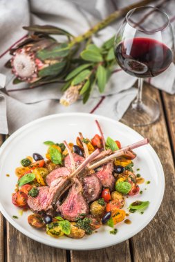 Eti fileto malzemelerle ahşap masa üzerinde plaka üzerinde soslu sebzeli kemikleri üzerinde