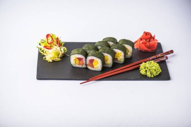 Japon suşi roll kayrak beyaz arka plan üzerinde yılları arasında görev yapmıştır