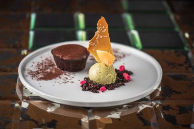 Çikolatalı fondan tabakta dondurma ile