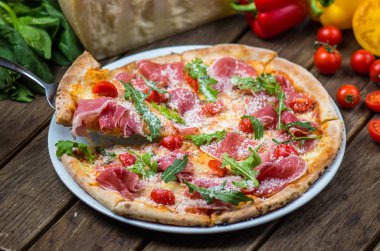 et, roka, parmesan ve kiraz domates gurme pizza ahşap masa üzerinde görmek