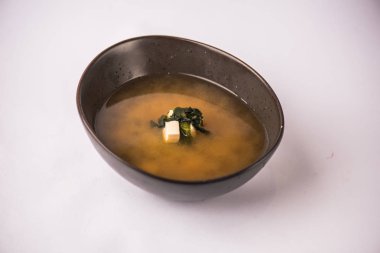 Beyaz arka planda kase Asya geleneksel miso çorbası