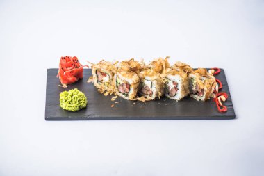 Japon suşi roll kayrak beyaz arka plan üzerinde yılları arasında görev yapmıştır