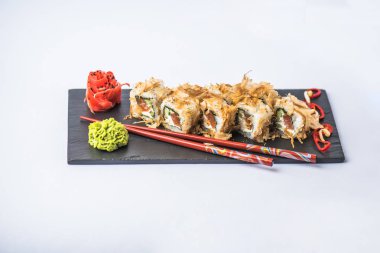 Japon suşi roll kayrak beyaz arka plan üzerinde yılları arasında görev yapmıştır