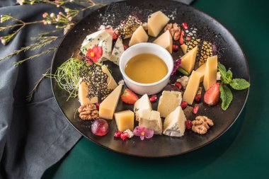 Karışık Peynir tabağı snack ve masanın üzerine sos