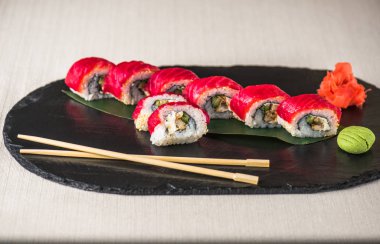 Japon Suşi roll kayrak üzerinde çubuklarla hizmet.