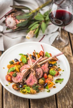 Eti fileto malzemelerle ahşap masa üzerinde plaka üzerinde soslu sebzeli kemikleri üzerinde