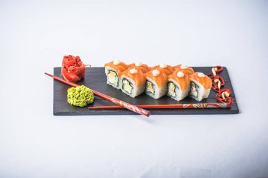 Kayrak beyaz zemin üzerine alınarak Japon philadelphia suşi roll