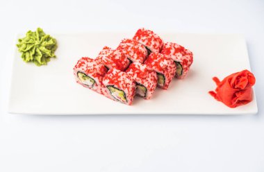 Japon suşi roll kayrak beyaz arka plan üzerinde yılları arasında görev yapmıştır