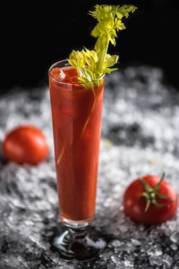 margarita kokteyl cam servis ve buz ile koyu arka plan üzerine kereviz ile süslenmiş