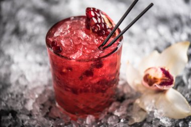 Kokteyl cam buz ile koyu arka plan üzerine Narlı