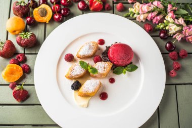 Beyaz tabakta pasta tatlı dondurma topu ve taze çilek ile