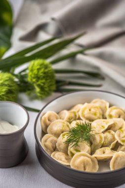 Haşlanmış et köfte dereotu ile yemek servis