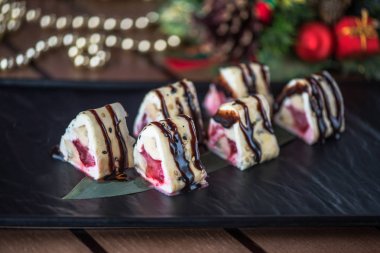 Siyah tabakta Japon tatlı suşi roll