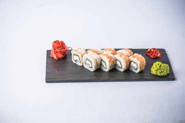 Japon suşi rulo ile kayrak beyaz zemin üzerine alınarak karides