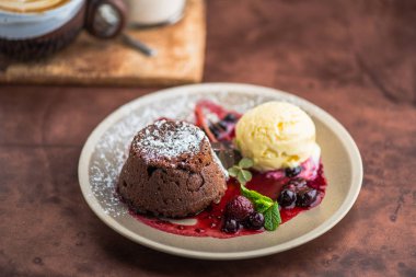 Tatlı dondurma ile. Çikolatalı kek