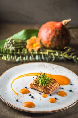Somon ızgara balık. Sonbahar arka plan - kabak. Sağlıklı taze içecek ve gıda