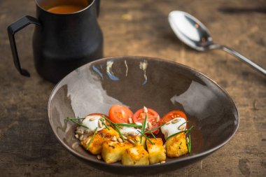 ahşap masa üzerinde bir kapta peynirli sebze çorbası için malzemeler