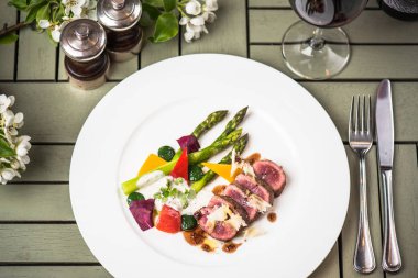 Ton balıklı makarna plaka restoran ahşap tablo üzerinde