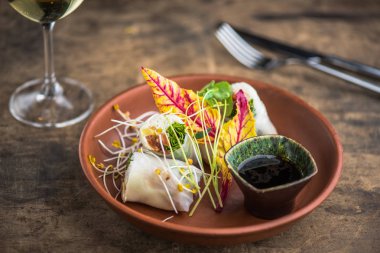 Plaka üzerinde soya sos ile lahanası ile süslenmiş böreği