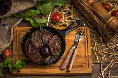 Kızarmış sığır eti biftek içinde et suyu ile pancar tavada rustik masada ahşap tahta üzerinde