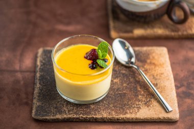 Gemide cam çay kaşığı tatlı meyve mousse