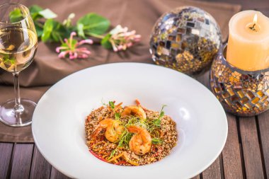 Beyaz şarap bir bardak masada plaka deniz ürünleri risotto