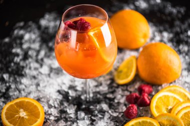 Egzotik tropik kokteyl cam buz ile koyu arka plan üzerinde