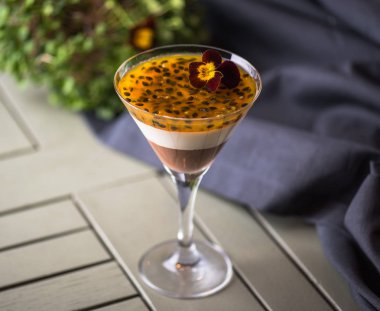 Lezzetli tatlı yoğurt, kahve ve tutku meyve kokteyl cam