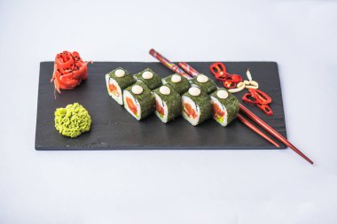 Japon suşi roll kayrak beyaz arka plan üzerinde yılları arasında görev yapmıştır